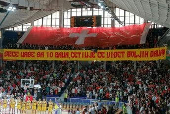 Navijači Crne Gore u "Morači" istakli poruku podrške Cetinju