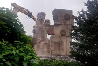 Poljska: Počelo rušenje spomenika iz perioda Sovjetskog saveza Poljska: Počelo rušenje spomenika iz perioda Sovjetskog saveza