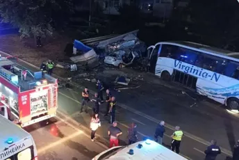 Dva bugarska policajca poginula nakon što ih je udario autobus sa ilegalnim migrantima Dva bugarska policajca poginula nakon što ih je udario autobus sa ilegalnim migrantima