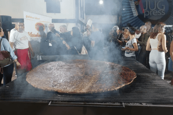 U Leskovcu napravljena pljeskavica od 67,2 kilograma mesa U Leskovcu napravljena pljeskavica od 67,2 kilograma mesa