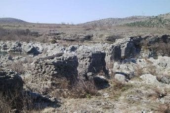 Ostaci kasnoantičkog mosta na Zlatici, jednog od najljepših koje su ovi krajevi vidjeli Ostaci kasnoantičkog mosta na Zlatici, jednog od najljepših koje su ovi krajevi vidjeli