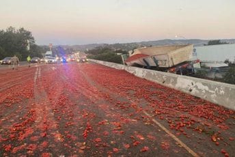 Na auto-put se prosule tone paradajza, izazvano sedam sudara