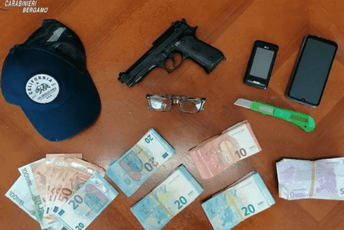 Crnogorski državljanin lažnim pištoljem opljačkao banku u Bergamu Crnogorski državljanin lažnim pištoljem opljačkao banku u Bergamu