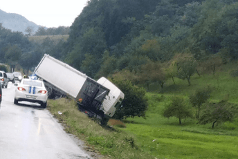 Šleper iskliznuo sa kolovoza kod mjesta Ravna Rijeka Šleper iskliznuo sa kolovoza kod mjesta Ravna Rijeka