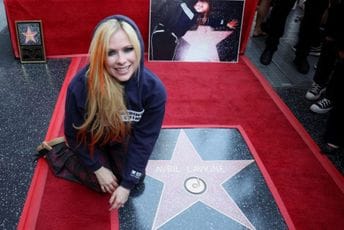 Avril Lavinj dobila zvijezdu na holivudskoj Stazi slavnih Avril Lavinj dobila zvijezdu na holivudskoj Stazi slavnih