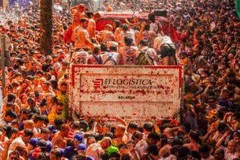 Španija: Održana borba paradajzom na ulicama Bunjola (VIDEO) Španija: Održana borba paradajzom na ulicama Bunjola (VIDEO)