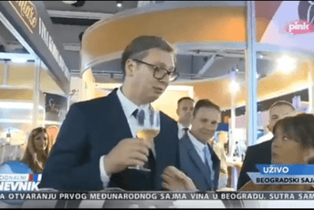 Vučić na sajmu otimao vino savjetnici i hvalio se kako je popio 100 čaša Vučić na sajmu otimao vino savjetnici i hvalio se kako je popio 100 čaša