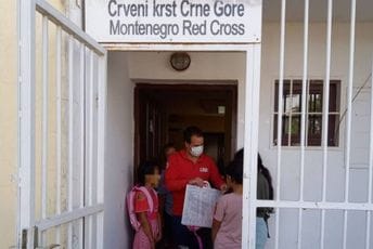 Crveni krst obezbijedio školski pribor za 240 učenika RE populacije Crveni krst obezbijedio školski pribor za 240 učenika RE populacije
