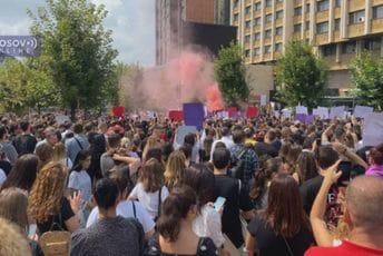 Silovanje djevojčice u Prištini pokrenulo protest: Ako se plašiš mraka – zapalićemo grad Silovanje djevojčice u Prištini pokrenulo protest: Ako se plašiš mraka – zapalićemo grad