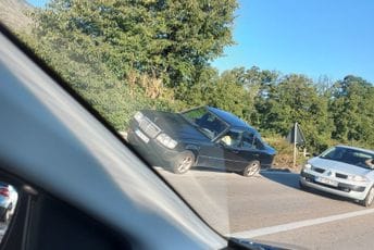 Automobil udario u zaštitnu ogradu pored puta Automobil udario u zaštitnu ogradu pored puta