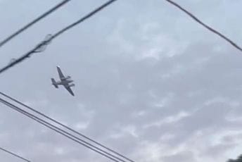 SAD: Otet avion, pilot prijeti da će srušiti supermarket SAD: Otet avion, pilot prijeti da će srušiti supermarket