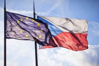 Oko 70.000 Čeha na protestu protiv EU, za vojnu neutralnost i jeftini ruski gas Oko 70.000 Čeha na protestu protiv EU, za vojnu neutralnost i jeftini ruski gas