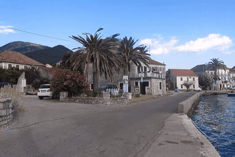 Tijelo ženske osobe izvučeno iz mora u Donjoj Lastvi Tijelo ženske osobe izvučeno iz mora u Donjoj Lastvi