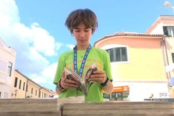 Stripovi ne padaju u zaborav: Drugi dan 16. Hercegnovskog strip festivala posvećen crtanju, berzi i muzičkom programu Stripovi ne padaju u zaborav: Drugi dan 16. Hercegnovskog strip festivala posvećen crtanju, berzi i muzičkom programu