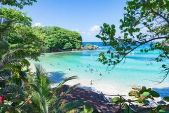 Jedna zemlja turistima ponudila neobično iskustvo: Možete plivati u okeanu sa konjima Jedna zemlja turistima ponudila neobično iskustvo: Možete plivati u okeanu sa konjima