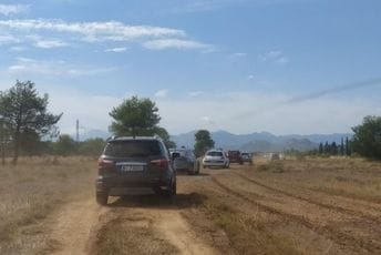 Zbog blokade magistrale: Kolone na makadamu preko Ćemovskog polja Zbog blokade magistrale: Kolone na makadamu preko Ćemovskog polja