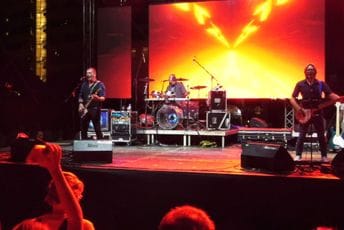 Uz zvuke rokenrola održana Petrovačka noć Uz zvuke rokenrola održana Petrovačka noć