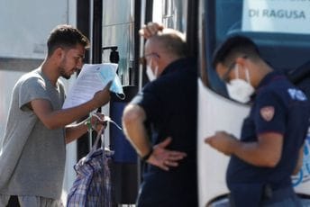 Britansko ministarstvo: Gotovo 1.000 migranata prešlo Lamanš u jednom danu Britansko ministarstvo: Gotovo 1.000 migranata prešlo Lamanš u jednom danu