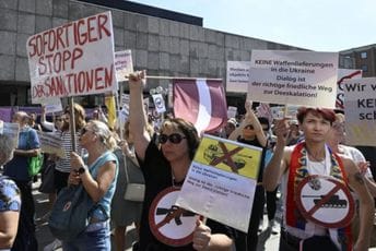 Demonstracije u Kelnu, traže da Njemačka odustane od sankcija prema Rusiji Demonstracije u Kelnu, traže da Njemačka odustane od sankcija prema Rusiji