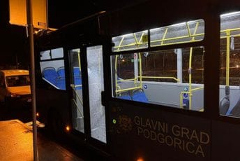 Podgorica: Vandali polomili staklo na novom gradskom autobusu Podgorica: Vandali polomili staklo na novom gradskom autobusu