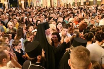 Prvo u hram, pa u klupe: Joanikije služio moleban za početak školske godine Prvo u hram, pa u klupe: Joanikije služio moleban za početak školske godine