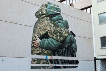 Australijski umjetnik uklonio mural koji je prikazivao zagrljaj ukrajinskog i ruskog vojnika Australijski umjetnik uklonio mural koji je prikazivao zagrljaj ukrajinskog i ruskog vojnika