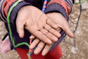 Prisilno ispružena ruka i oteto djetinjstvo: Institucije slijepe na ekonomsko eksploatisanje djece Prisilno ispružena ruka i oteto djetinjstvo: Institucije slijepe na ekonomsko eksploatisanje djece