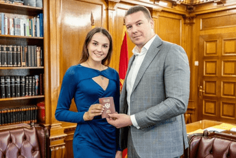 Adžić uručio crnogorski pasoš gimnastičarki Elizaveti Lugovskih Adžić uručio crnogorski pasoš gimnastičarki Elizaveti Lugovskih