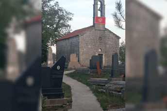 Zastava i na crkvi Svetog Spasa u Bokovu Zastava i na crkvi Svetog Spasa u Bokovu