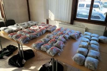 Novi Pazar: Uhapšen državljanin Crne Gore, prevozio više od 70 kilograma marihuane Novi Pazar: Uhapšen državljanin Crne Gore, prevozio više od 70 kilograma marihuane