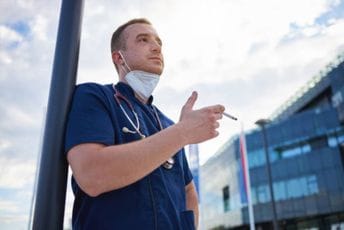 Novčane kazne za pušače ispred bolnica u Škotskoj Novčane kazne za pušače ispred bolnica u Škotskoj