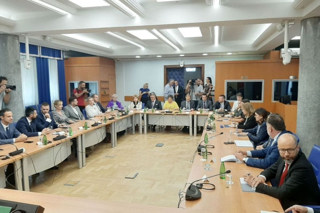 Počeo sastanak Medoks, Rajnke i ambasadora EU sa poslanicima DPS-a, SDP ...