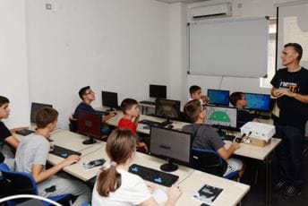 Glavni grad: Počela ljetnja škola programiranja za osnovce Glavni grad: Počela ljetnja škola programiranja za osnovce