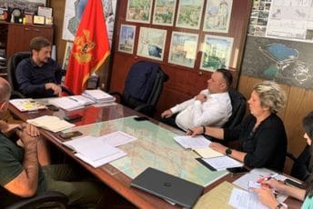 Kovačević sa predstavnicima Uprave za kapitalne projekte: Dogovoreno raspisivanje tendera za radove na zaobilaznici i projektima vodosnabdijevanja Kovačević sa predstavnicima Uprave za kapitalne projekte: Dogovoreno raspisivanje tendera za radove na zaobilaznici i projektima vodosnabdijevanja