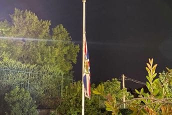 Zastava ispred Ambasade Britanije na pola koplja; Medoks: Kraljica bila vodilja ka stabilnosti Zastava ispred Ambasade Britanije na pola koplja; Medoks: Kraljica bila vodilja ka stabilnosti