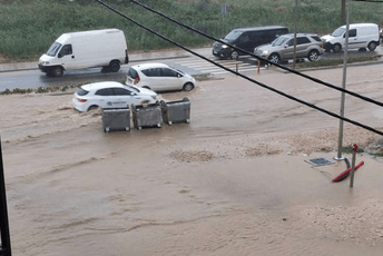 Bar: Kiša prouzrokovala probleme u saobraćaju (Foto) Bar: Kiša prouzrokovala probleme u saobraćaju (Foto)
