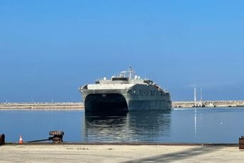 Brod američke ratne mornarice na remontu u Luci Bar Brod američke ratne mornarice na remontu u Luci Bar