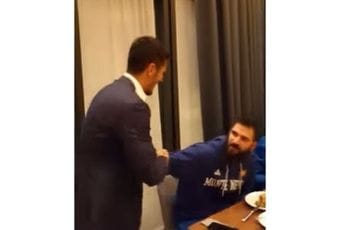 Jovetić posjetio košarkaše, poželio im sreću pred sjutrašnji meč (Video) Jovetić posjetio košarkaše, poželio im sreću pred sjutrašnji meč (Video)