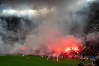 Haos na stadionu u Rumuniji, reagovala policija (Video) Haos na stadionu u Rumuniji, reagovala policija (Video)