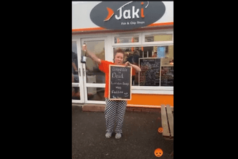 Gušter je mrtav: Vlasnica restorana slavila smrt kraljice, ljudi je gađali jajima Gušter je mrtav: Vlasnica restorana slavila smrt kraljice, ljudi je gađali jajima