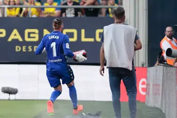 Meč u Kadisu završen, prve informacije govore da je navijač spašen, prebačen je u bolnicu Meč u Kadisu završen, prve informacije govore da je navijač spašen, prebačen je u bolnicu