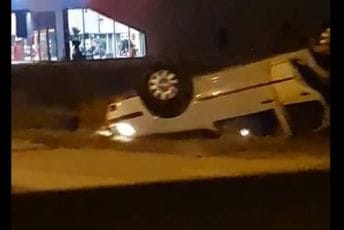 Udes na Zabjelu: Automobil se prevrnuo na krov Udes na Zabjelu: Automobil se prevrnuo na krov
