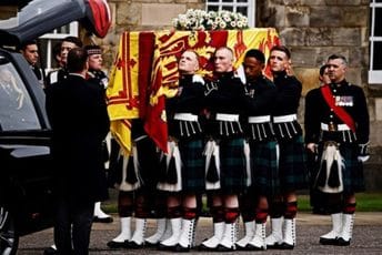 Kovčeg kraljice Elizabete II stigao u Edinburg, tamo su desetine hiljada ljudi Kovčeg kraljice Elizabete II stigao u Edinburg, tamo su desetine hiljada ljudi