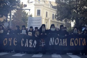 Beograd: Širili 'rusko-srpsku' zastavu dugu 500 metara, Porfirije služio moleban (FOTO/VIDEO)