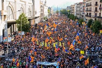 Traže nezavisnost: Desetine hiljada Katalonaca na ulicama Barselone Traže nezavisnost: Desetine hiljada Katalonaca na ulicama Barselone