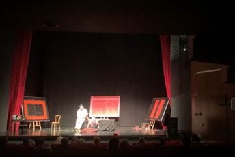 Pogledajte na šta liči izvođenje predstave u Tivtu: Kad Centar za kulturu postane - noćni klub (VIDEO) Pogledajte na šta liči izvođenje predstave u Tivtu: Kad Centar za kulturu postane - noćni klub (VIDEO)