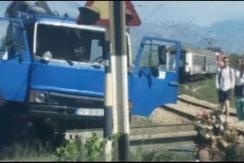 Udes u Zeti: Sudarili se voz i kamion Udes u Zeti: Sudarili se voz i kamion