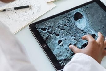 Kineski naučnici otkrili novi mineral na Mjesecu Kineski naučnici otkrili novi mineral na Mjesecu