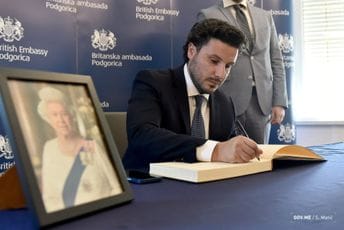 Abazović se upisao u Knjigu žalosti: Kraljica Elizabeta dala pečat državi Abazović se upisao u Knjigu žalosti: Kraljica Elizabeta dala pečat državi