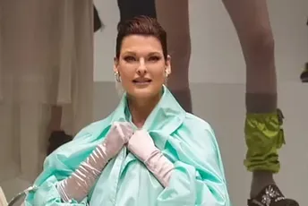 Linda Evanđelista prošetala modnom pistom prvi put nakon zahvata koji ju je deformisao